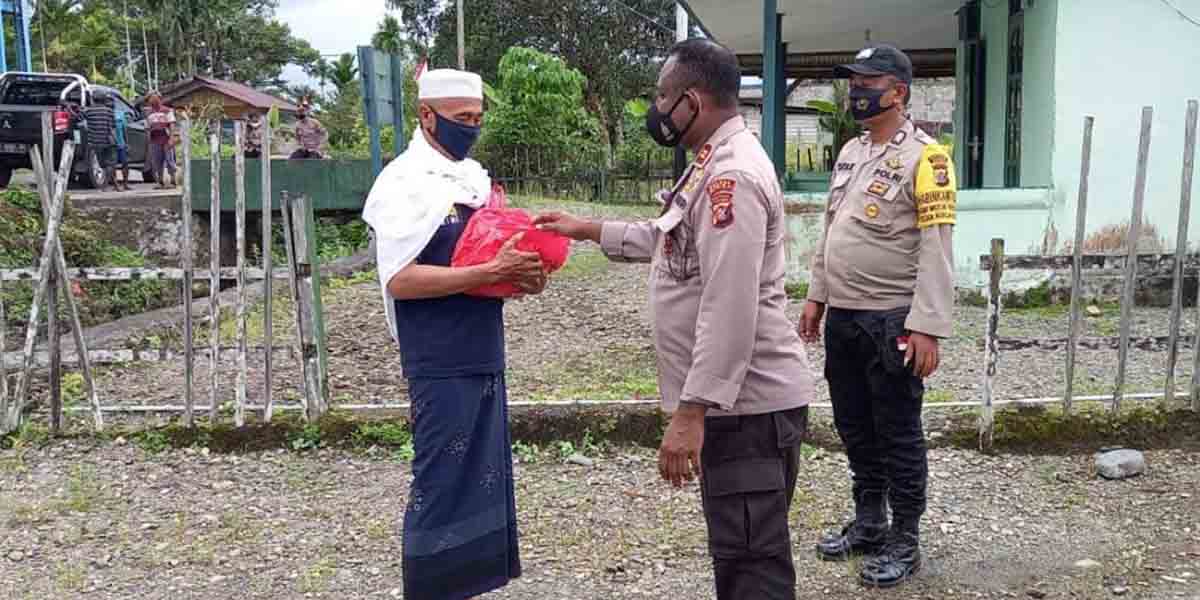 polsek-kuala-kencana-bagi-sembako-ke-warga-terdampak-ppkm